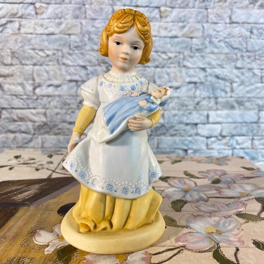 Avon Vtg Figurine A Mother's Love Limited Edition 1981 Porcelain Hand Painted